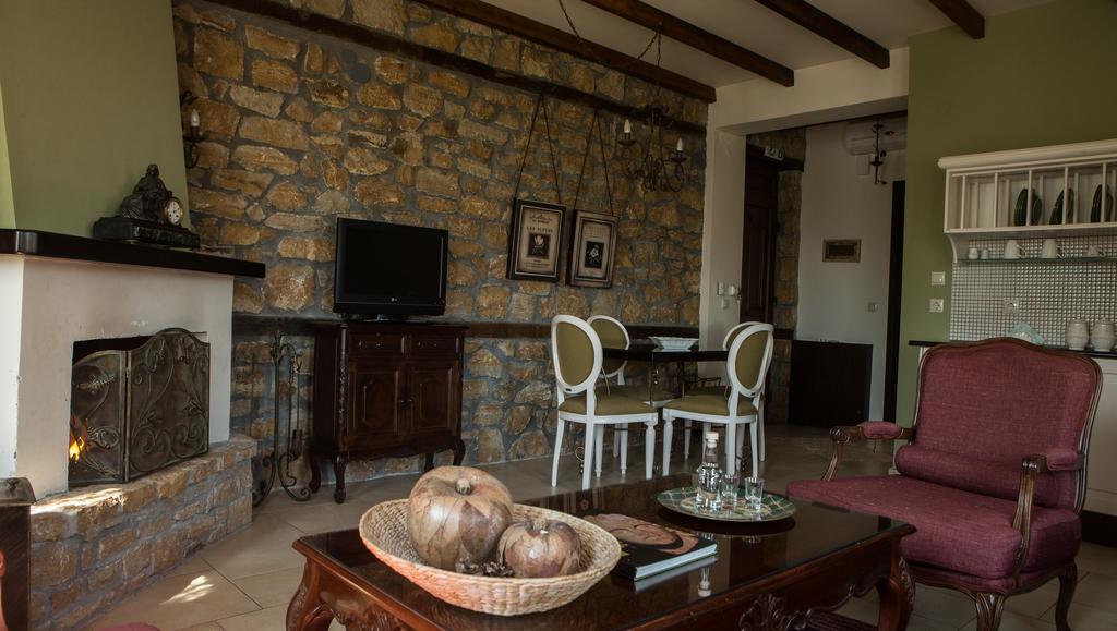 Archontiko Emmanouilidi Suites Loutraki  Exterior photo