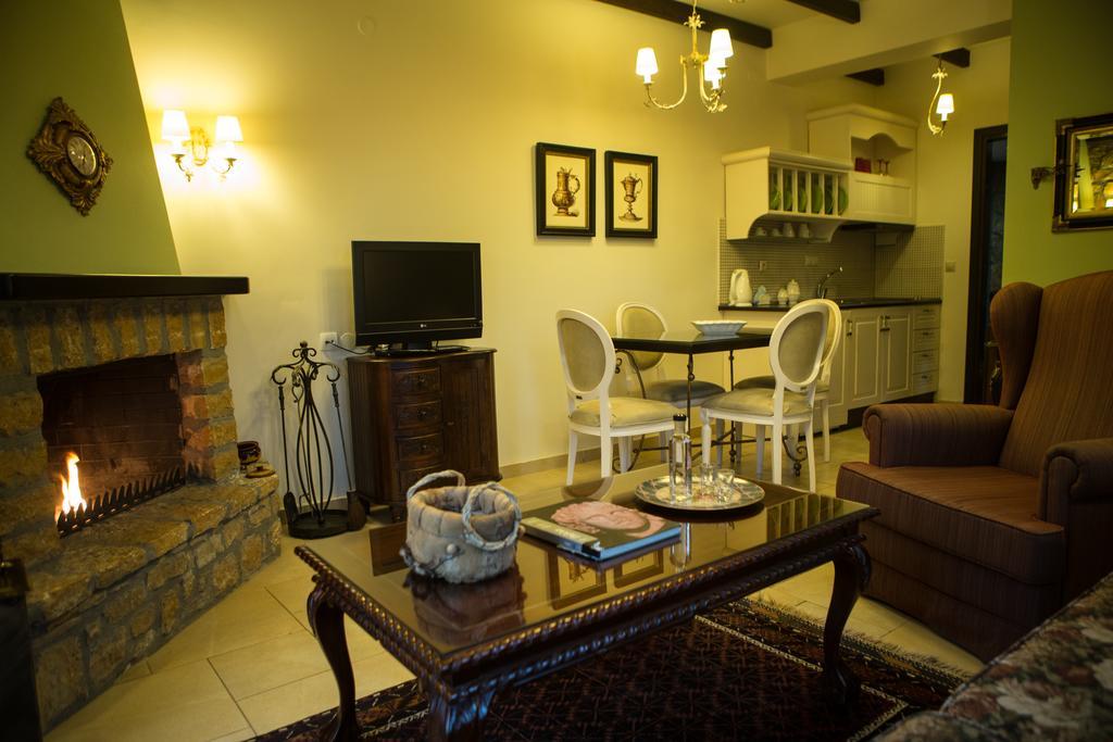 Archontiko Emmanouilidi Suites Loutraki  Exterior photo