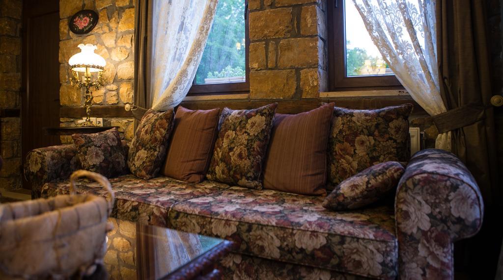 Archontiko Emmanouilidi Suites Loutraki  Exterior photo